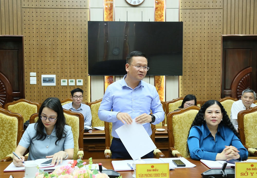 Lãnh đạo Văn phòng UBND tỉnh phát biểu thảo luận tại cuộc họp.