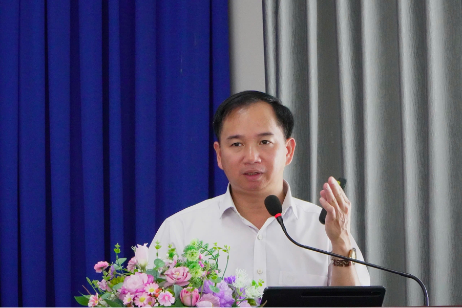 Trưởng Ban Tuyên giáo và Dân vận Đảng ủy đặc khu Côn Đảo Đỗ Hoài Nam trao đổi với Đoàn.