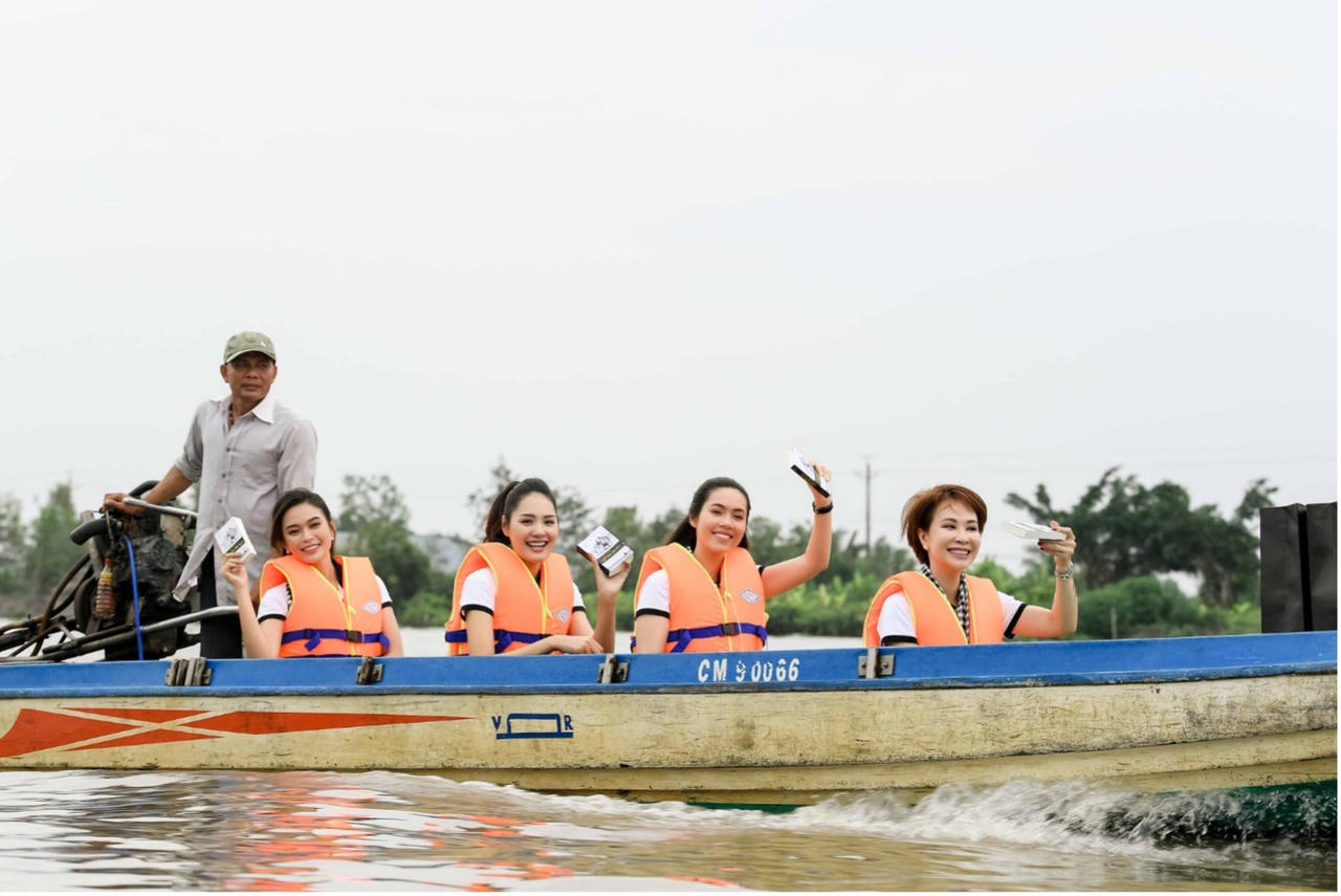 Hành Trình Từ Trái Tim liên tục 14 năm ngược xuôi từ đồng bằng, thành thị đến nông thôn, kênh rạch chằng chịt, các vùng sâu, núi cao và biển đảo xa... trao tặng hơn 5 triệu cuốn sách quý và tổ chức hơn 1.000 chương trình giao lưu lan tỏa khát vọng lớn đến học sinh, sinh viên, và quân dân cả nước.