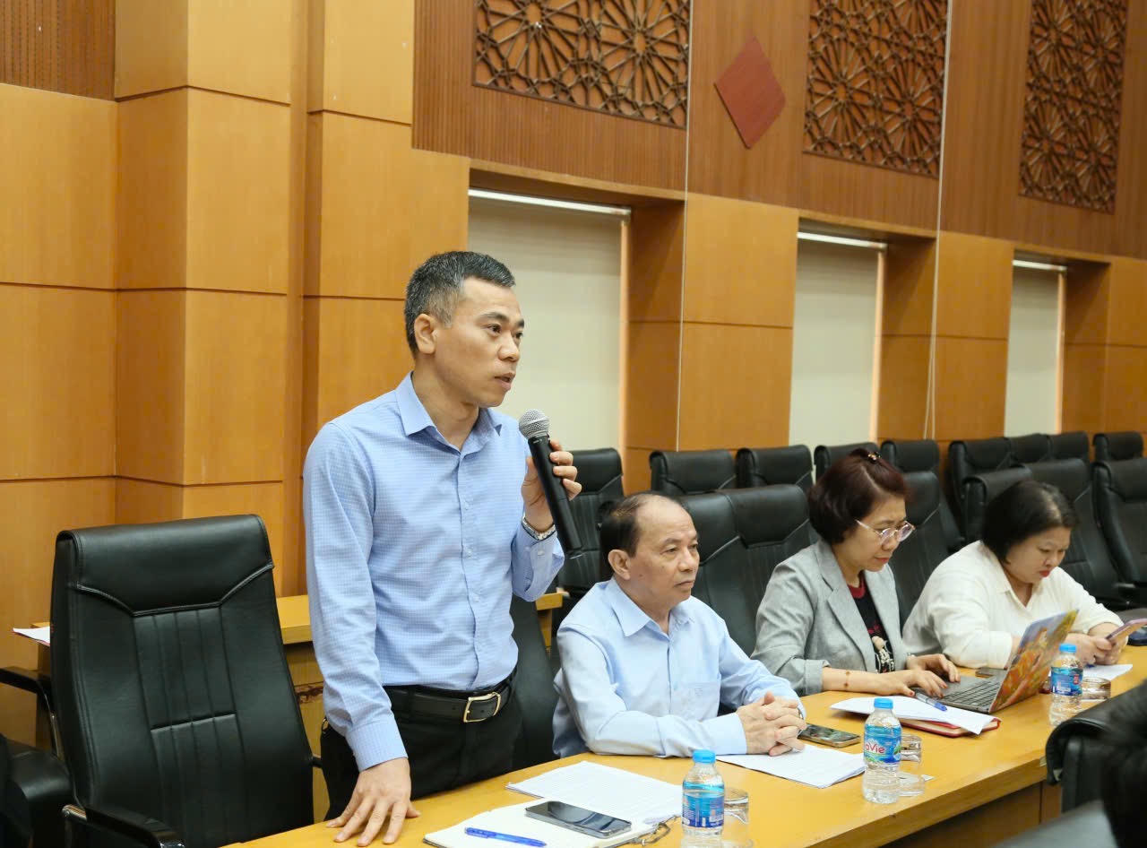 Đại diện TTXVN trao đổi thông tin tại cuộc họp báo.