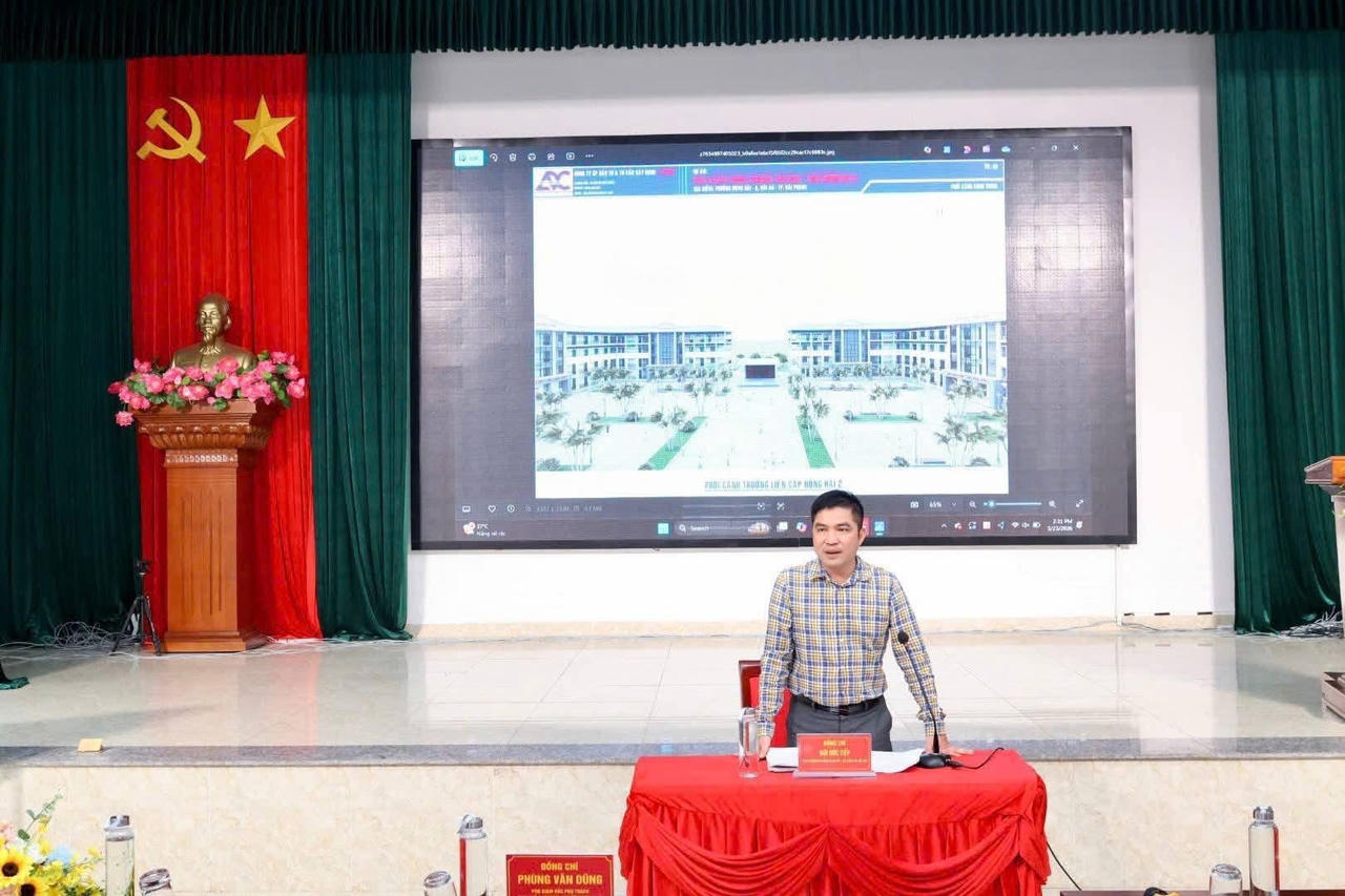 Lãnh đạo Phòng Kinh tế, Hạ tầng và Đô thị phường trực tiếp giải đáp, làm rõ các nội dung người dân quan tâm.