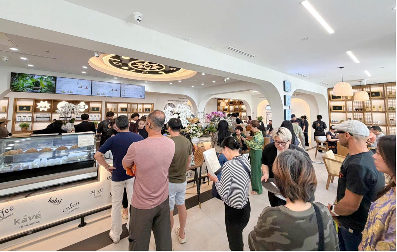 Cà phê Thế giới Trung Nguyên Legend tại Houston, Texas, Mỹ thu hút đông đảo khách hàng quốc tế đến trải nghiệm văn hóa thưởng lãm cà phê Việt Nam và thế giới.