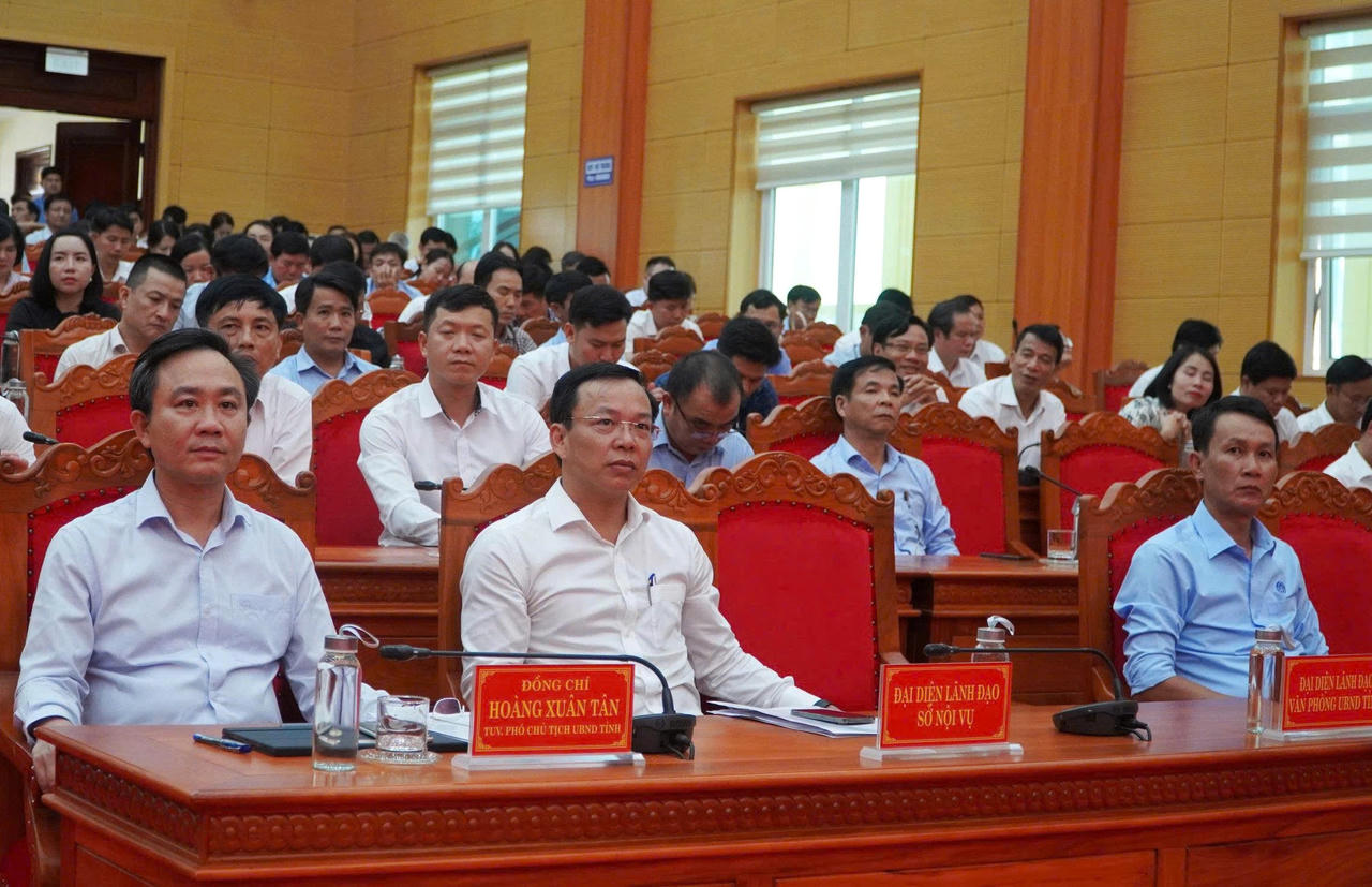 Phó Chủ tịch UBND tỉnh Hoàng Xuân Tân cùng các đại biểu tham dự hội nghị.