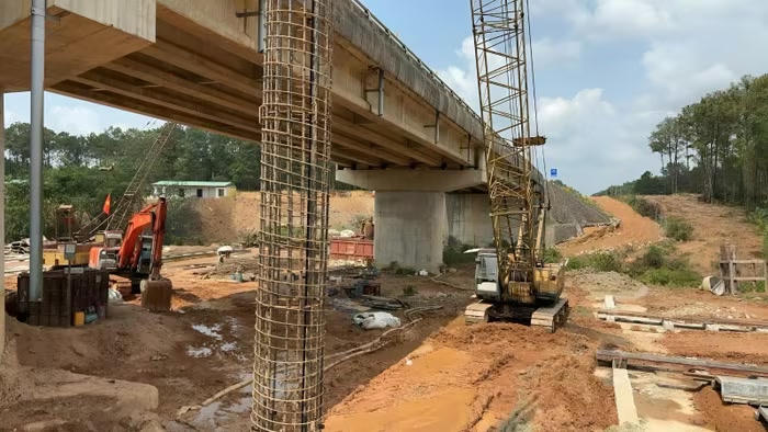 Hiện các nhà thầu đang thi công mở rộng cao tốc Cam Lộ - La Sơn.
