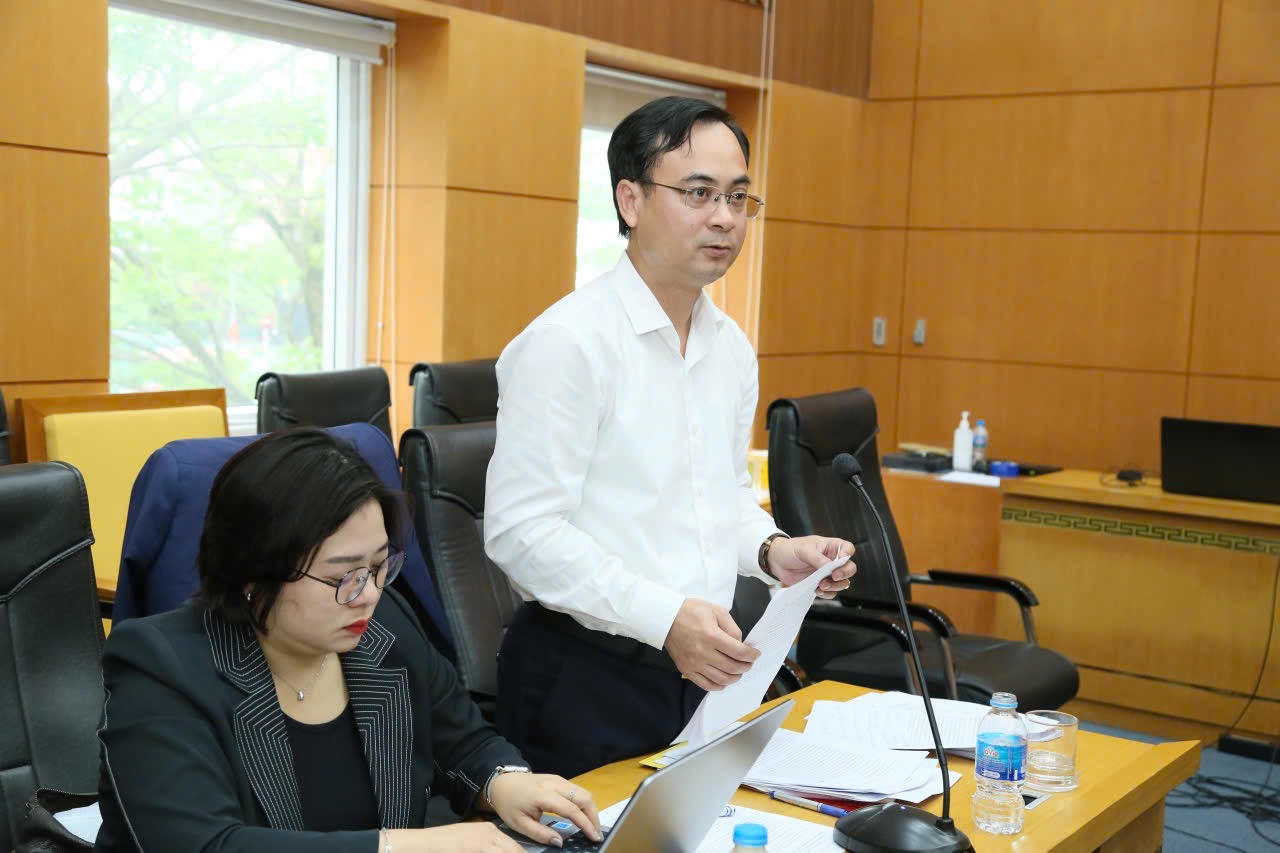 Phó Giám đốc Sở Nội vụ tỉnh Hưng Yên Phạm Đình Tùng báo cáo tại cuộc họp báo.