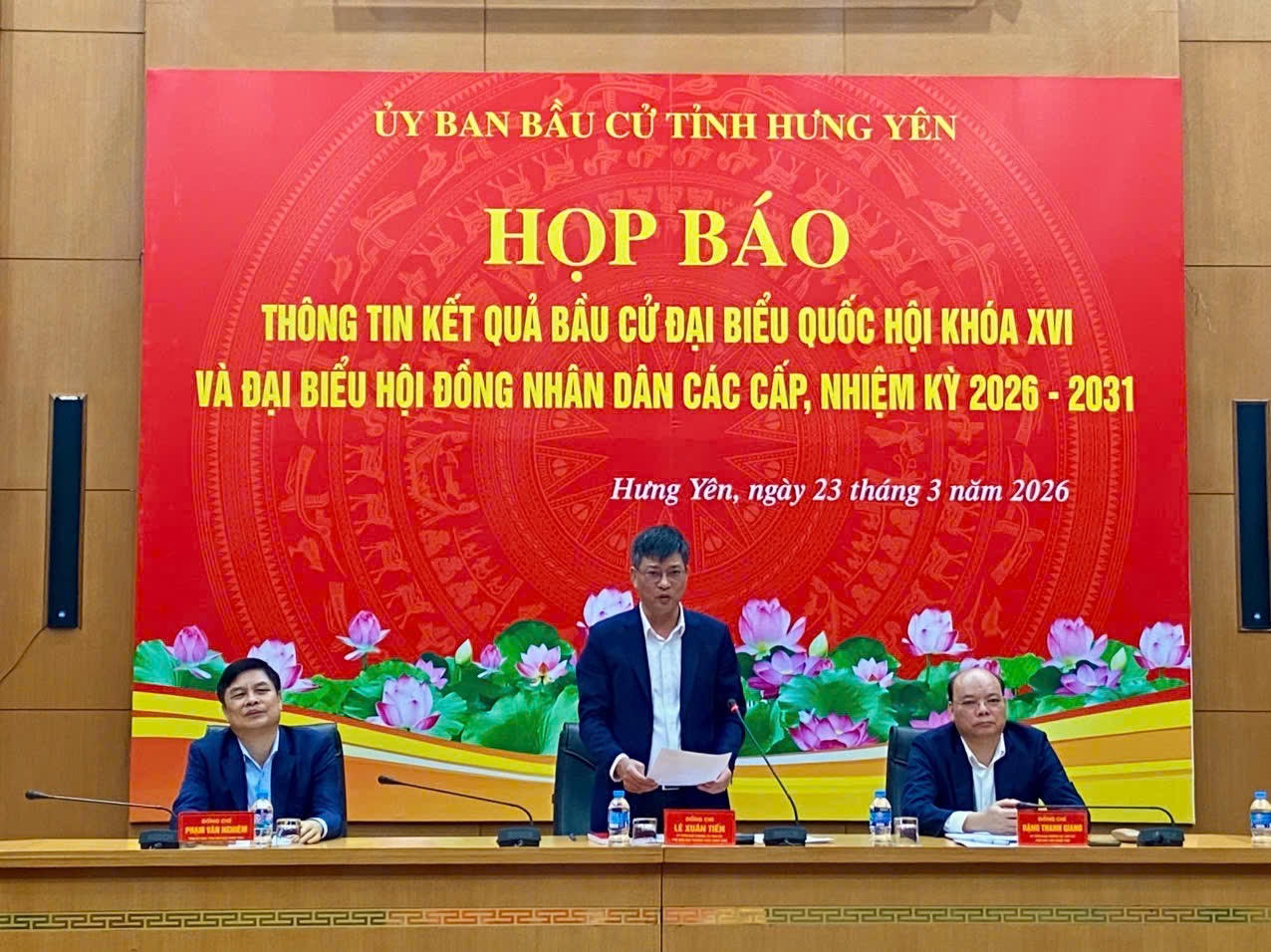 Phó Chủ tịch Thường trực HĐND tỉnh Hưng Yên Lê Xuân Tiến chủ trì cuộc họp báo.