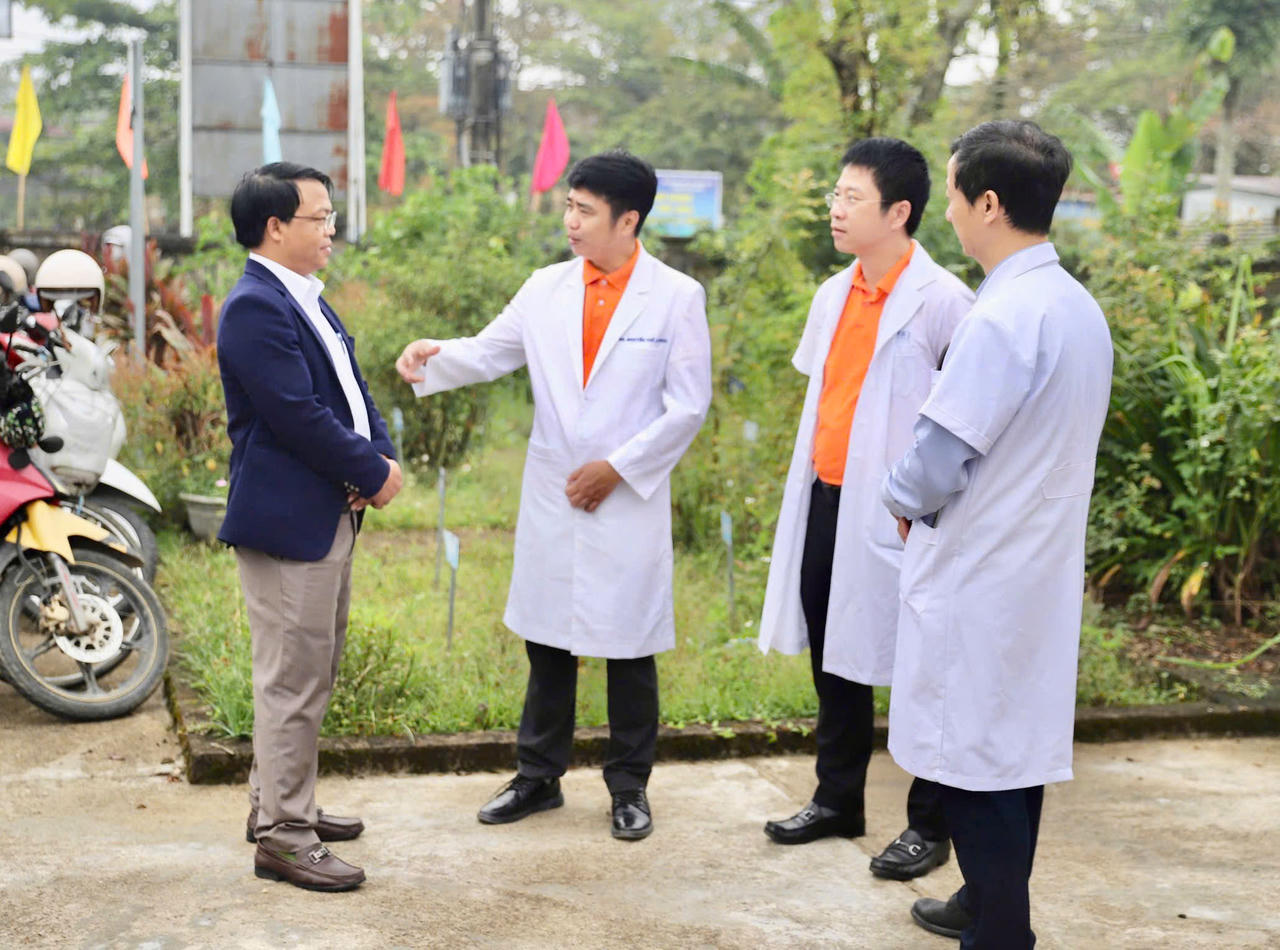  Thầy thuốc ưu tú, bác sĩ Nguyễn Thế Lương (thứ 2, bên trái sang) cùng các y bác sĩ trong đoàn trao đổi với chính quyền địa phương về công tác khám và cấp phát thuốc miễn phí cho người dân.
