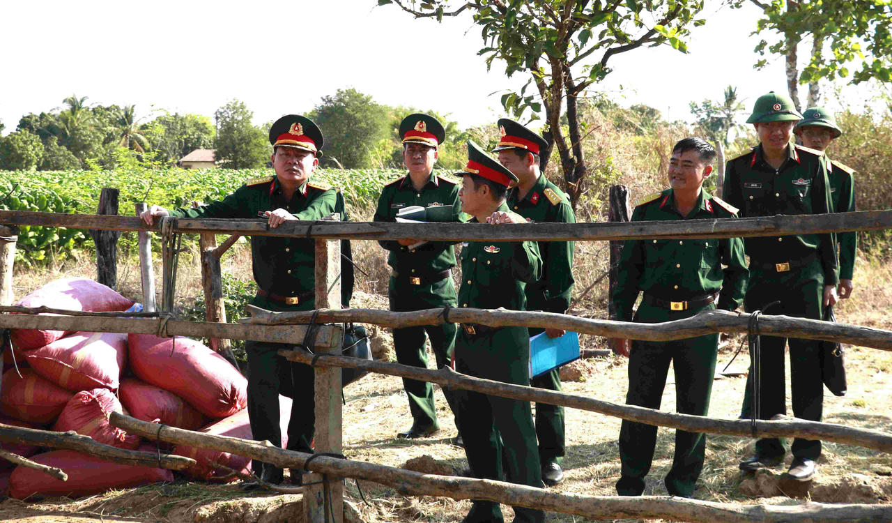Đoàn công tác Quân khu khảo sát cơ sở chăn nuôi của các hộ dân.