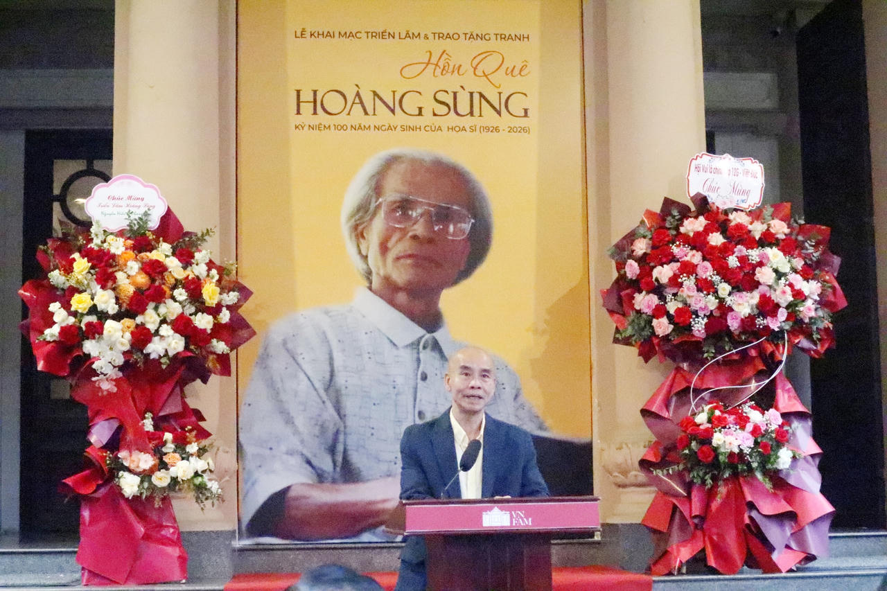 Ông Hoàng Anh Tuấn, con trai của cố họa sĩ Hoàng Sùng chia sẻ tại lễ khai mạc (Ảnh: Ngọc Anh).