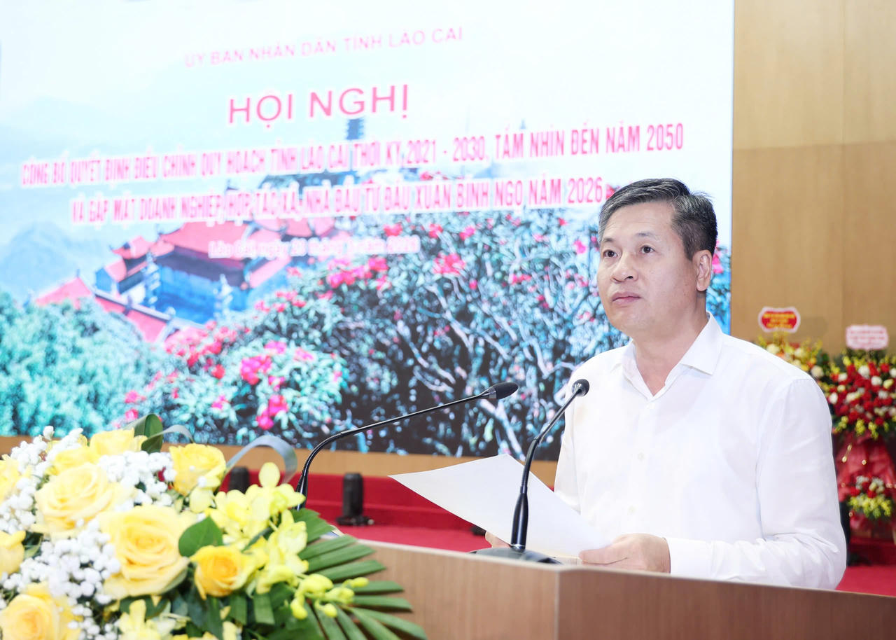 Ông Ngô Hạnh Phúc, Phó Chủ tịch UBND tỉnh Lào Cai công bố Quyết định của Chủ tịch UBND tỉnh Lào Cai về việc phê duyệt điều chỉnh quy hoạch tỉnh Lào Cai thời kỳ 2021-2030, tầm nhìn đến năm 2050; thông tin về danh mục địa bàn, lĩnh vực, dự án ưu tiên thu hút đầu tư của tỉnh theo điều chỉnh quy hoạch.