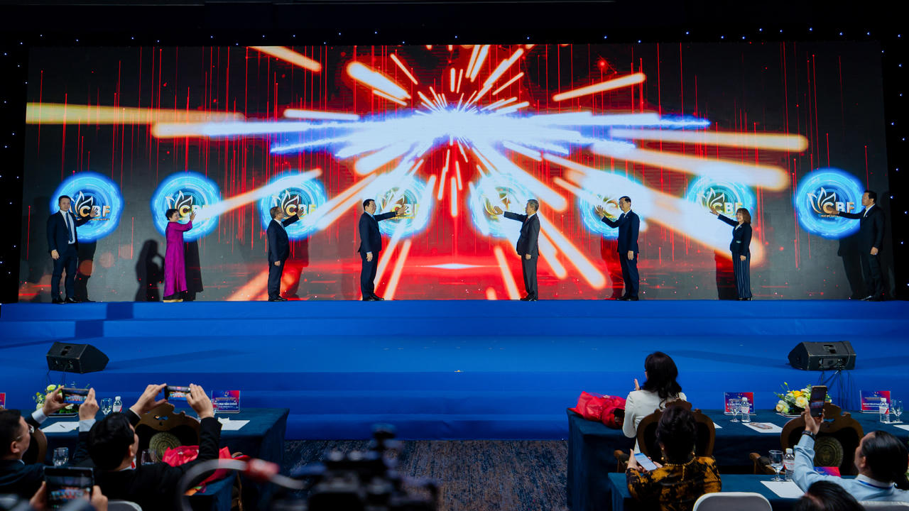 Tại diễn đàn, các đại biểu thực hiện nghi thức cam kết thực thi Bộ giá trị Văn hóa Kinh doanh Việt Nam