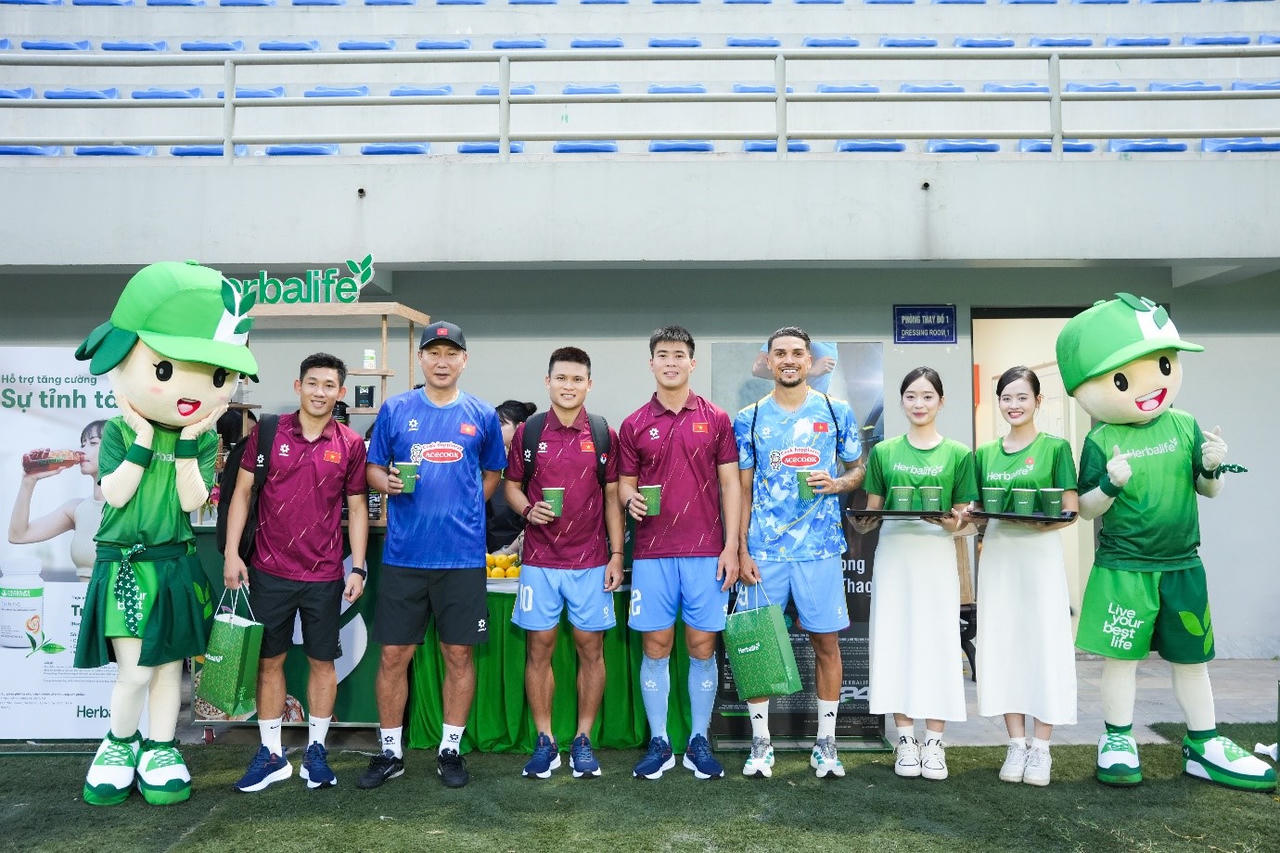 HLV Kim Sang Sik & các cầu thủ Việt Nam có buổi tập vào chiều 21/3/2026 giao lưu với người hâm mộ