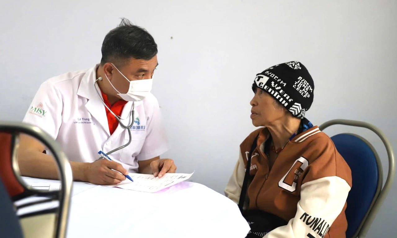 Khám và tư vấn sức khỏe cho người dân đồng bào vùng cao A Lưới&nbsp;