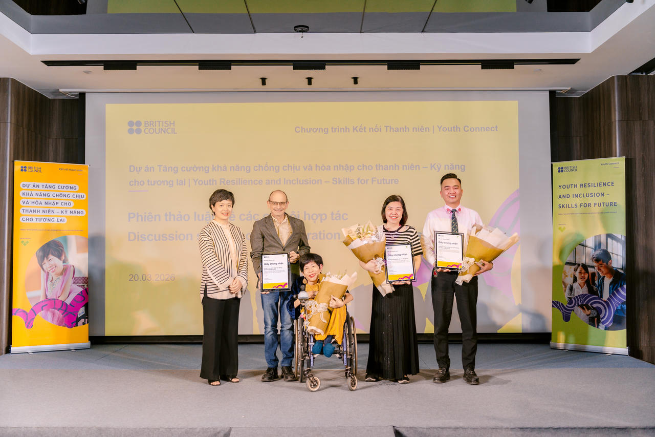 Đại diện Hoàng Gia Phát Group & Hội Người khuyết tật tỉnh Nghệ An nhận giấy chứng nhận đồng hành cùng dự án S4F tại Nghệ An 2025