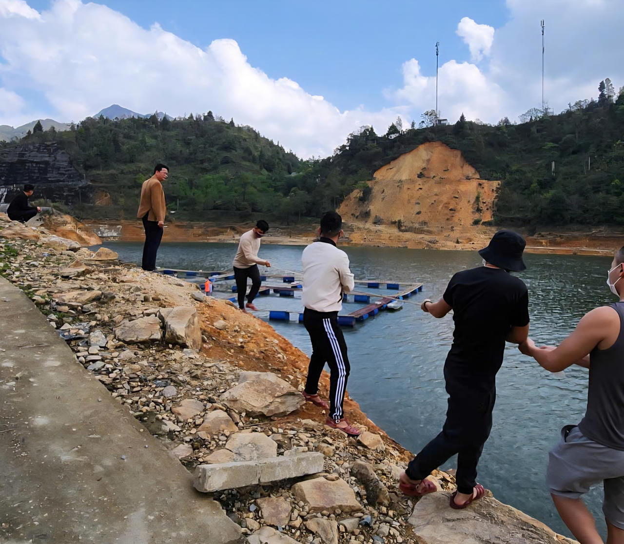 Tiến hành tháo dỡ lồng bè trên hồ Séo Mý Tỷ