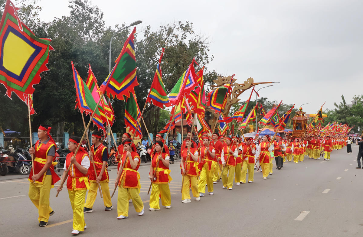 Lễ rước thu hút hàng trăm người dân địa phương tham gia trong trang phục truyền thống.
