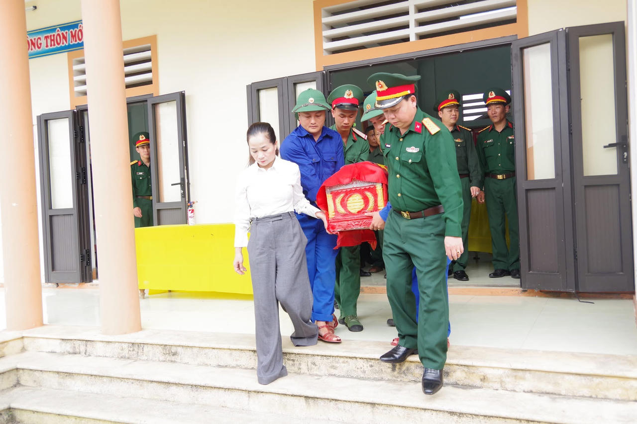 Di chuyển hài cốt liệt sĩ về nơi an táng tại Nghĩa trang liệt sĩ Cam Tuyền.