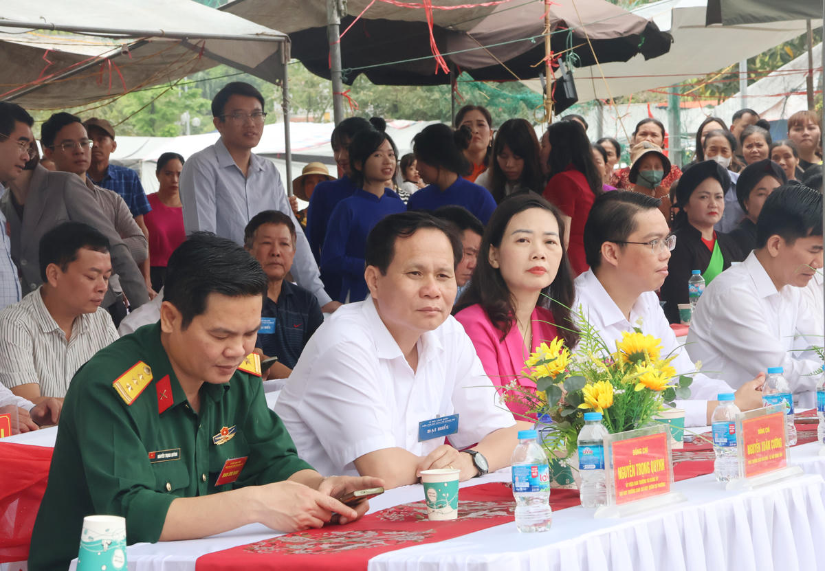 Các đại biểu tham dự Lễ khai mạc.