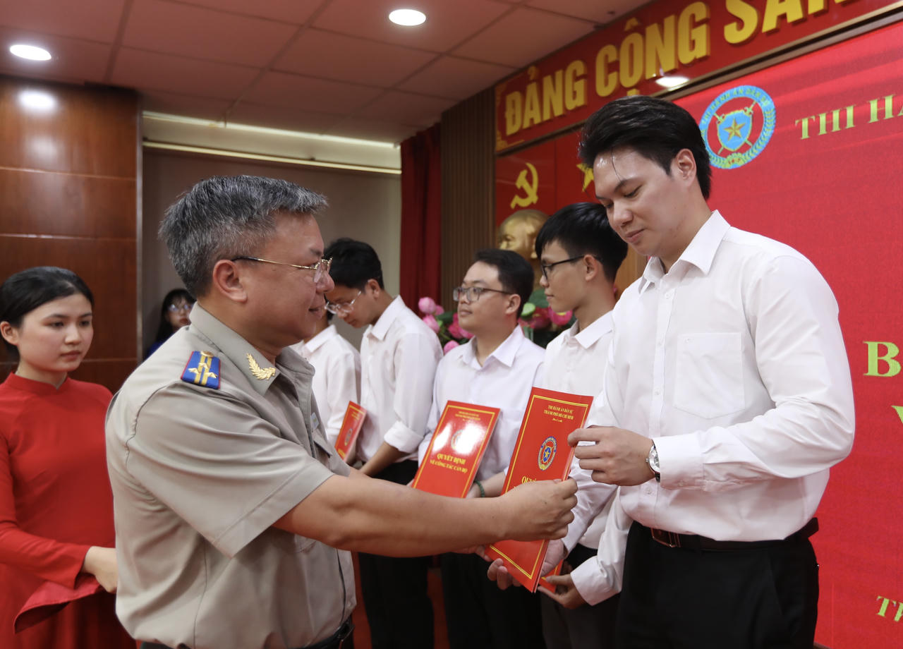 Thi hành án dân sự TP HCM công bố và trao các quyết định về công tác cán bộ