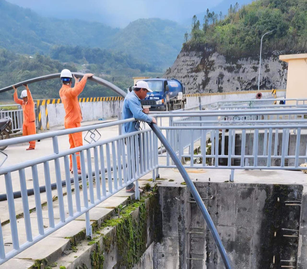 Công ty TNHH Đầu tư điện lực Việt Trung được giao chủ trì thực hiện các biện pháp xử lý môi trường, trong đó tập trung vớt váng bẩn, thu gom chất thải trên mặt hồ và kiểm soát các nguồn gây ô nhiễm.