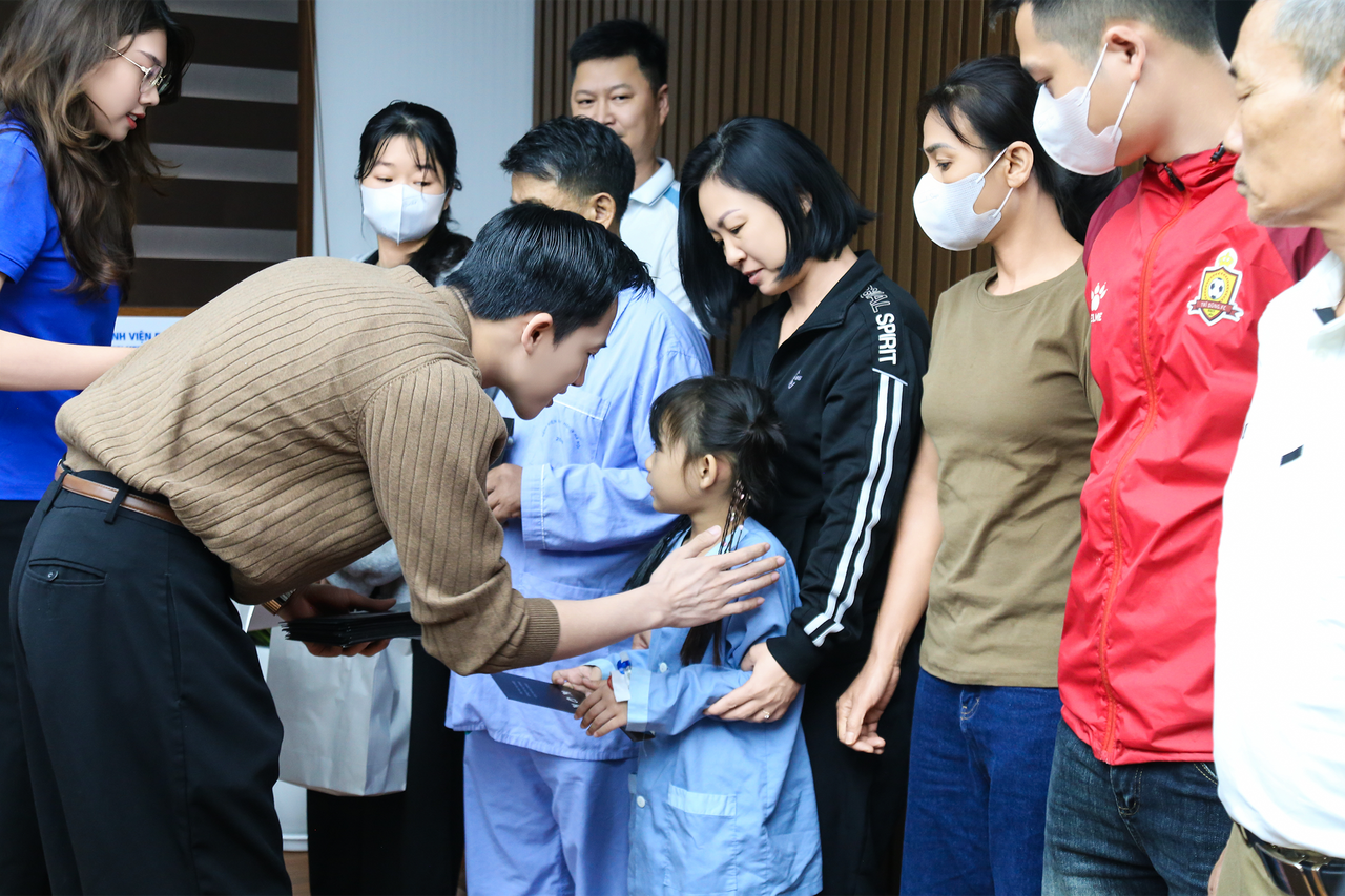 Đại diện KT Beauty Medical Centre trực tiếp trao từng phần quà, gửi gắm sự quan tâm chân thành đến các bệnh nhân đang điều trị.