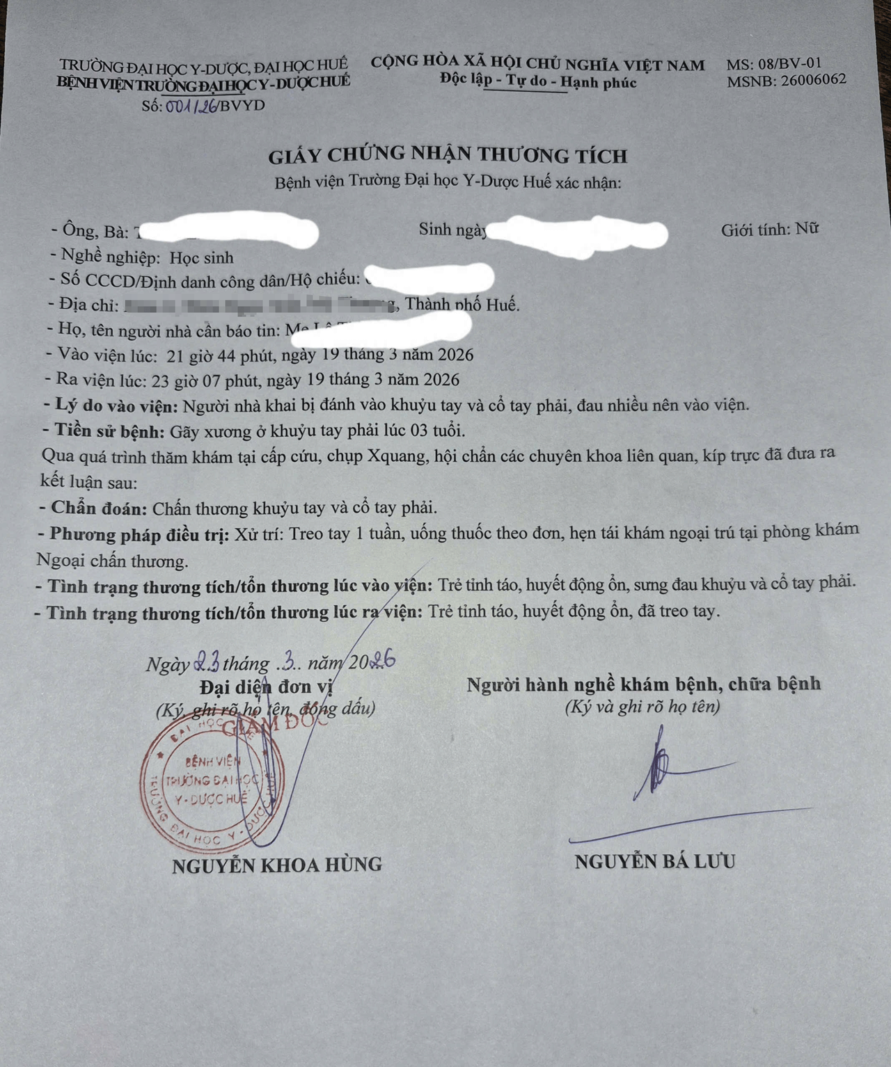 Giấy chứng nhận thương tích do Bệnh viện Trường Đại học Y – Dược Huế cấp, ghi nhận nữ sinh bị chấn thương khuỷu tay và cổ tay phải.