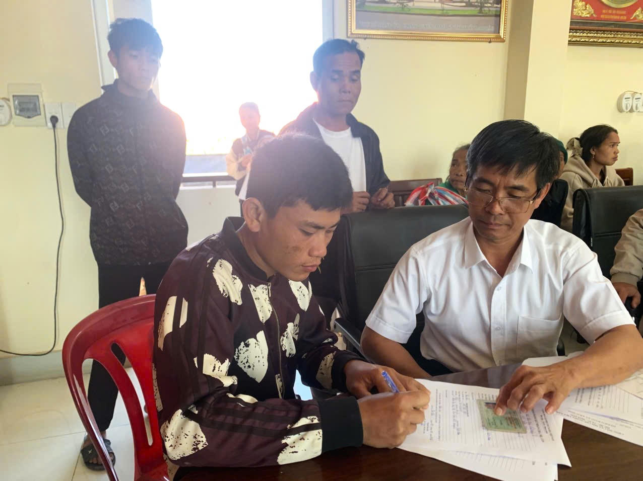 Cán bộ trực tiếp xuống cơ sở “cầm tay chỉ việc”, hướng dẫn người dân đăng ký khai sinh cho trẻ em.