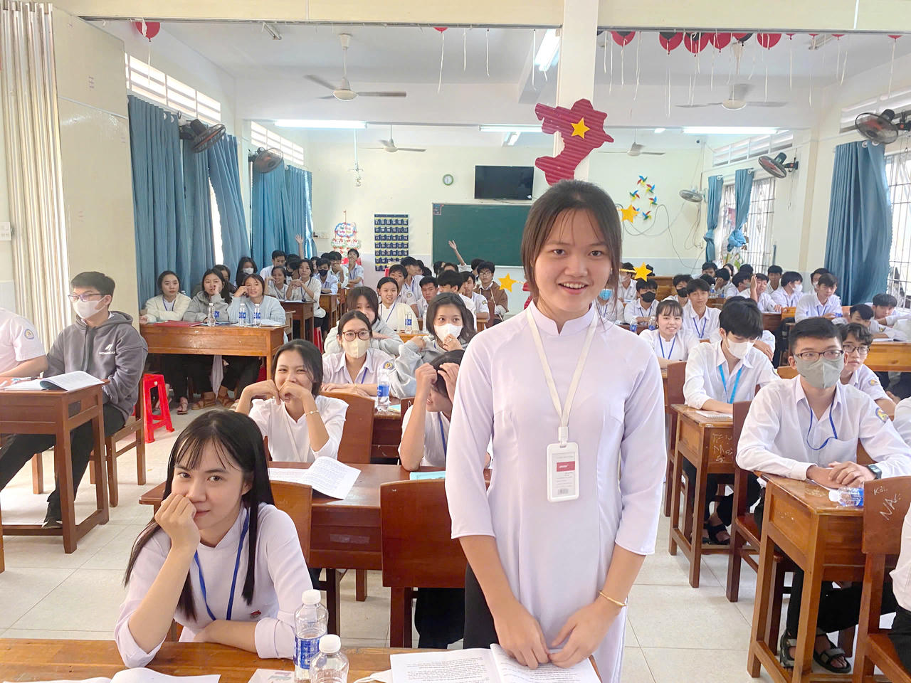 Học sinh Trường THPT Khánh Hưng tham gia phát biểu tại buổi tuyên truyền phổ biến pháp luật về phòng, chống bạo lực học đường.