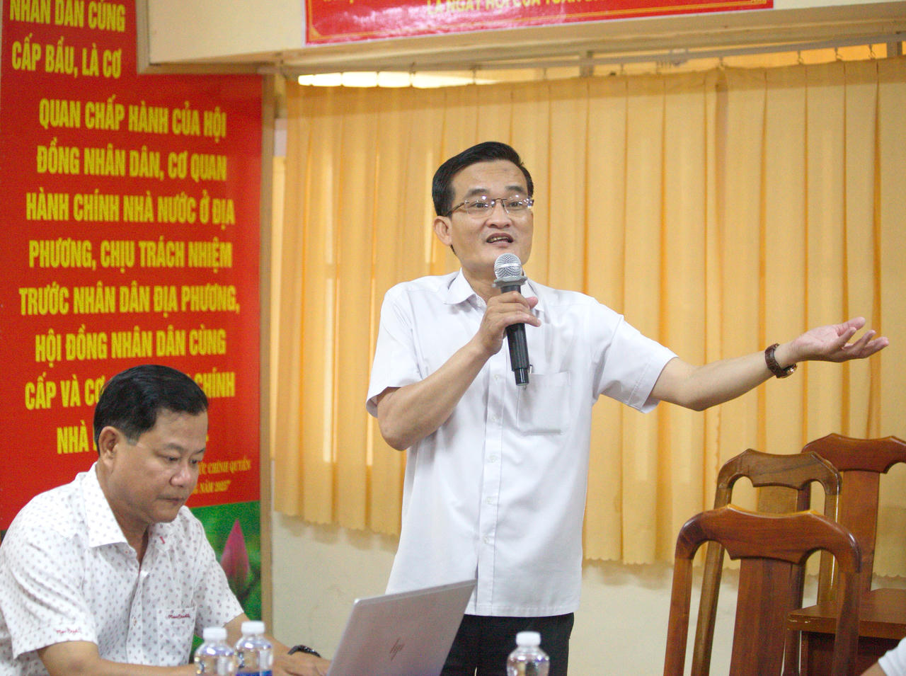 Báo cáo viên Lê Minh Quân - Chuyên viên phụ trách pháp chế Sở Giáo dục và Đào tạo Cà Mau (Báo cáo viên pháp luật tỉnh) trình bày chuyên đề về thực trạng, nguyên nhân và giải pháp phòng, chống bạo lực học đường.