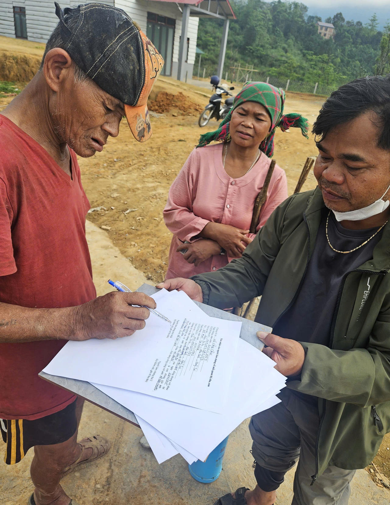 Cán bộ trực tiếp hướng dẫn người dân hoàn thiện, ký hồ sơ đăng ký khai sinh cho trẻ ngay tại nhà.