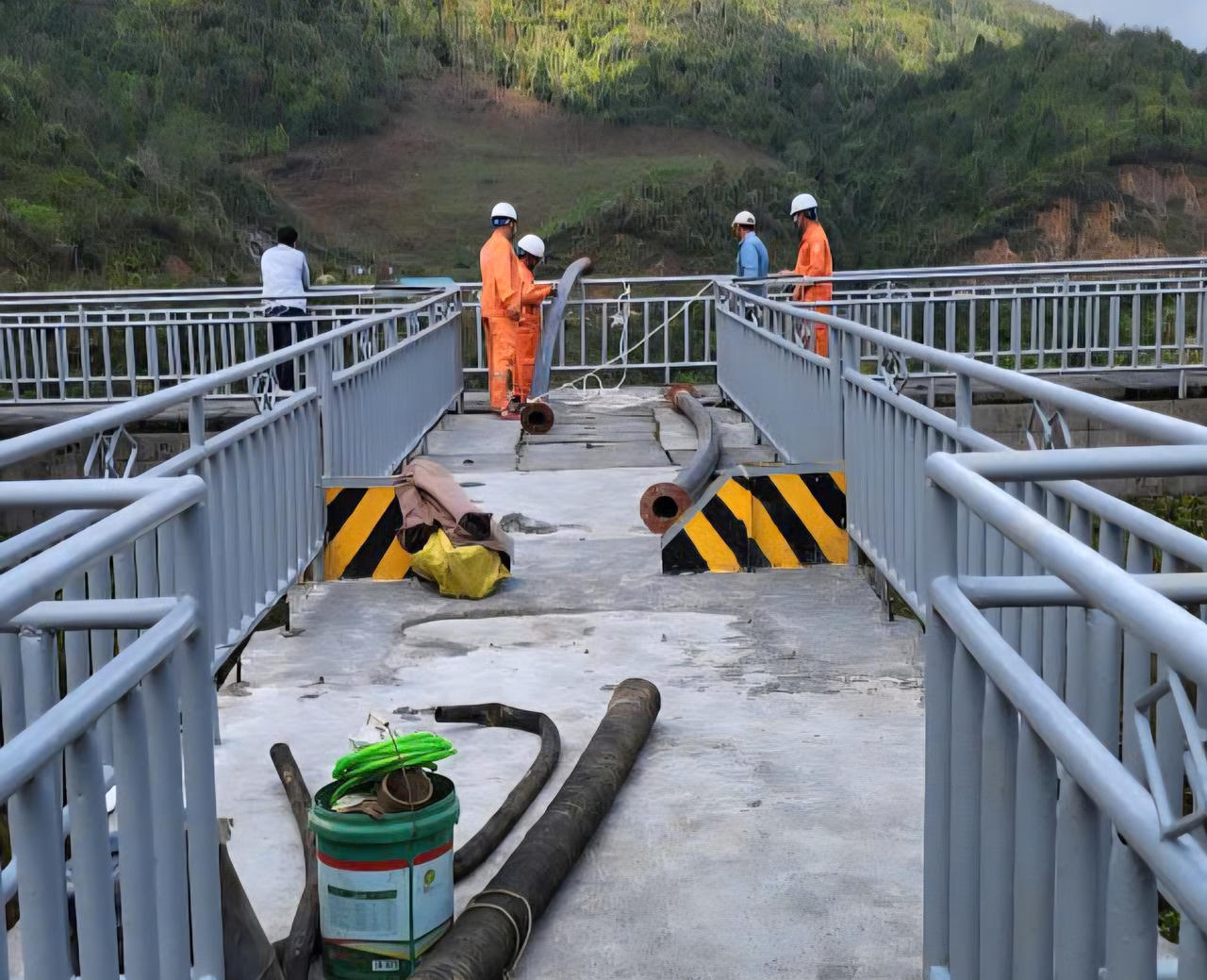 Tiến hành tháo dỡ lồng bè trên hồ Séo Mý Tỷ