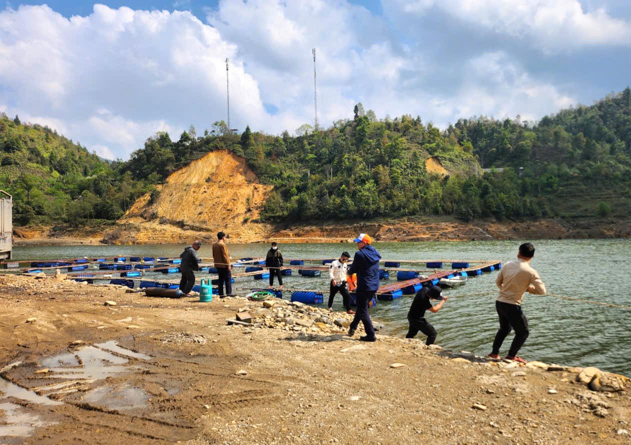 Tiến hành tháo dỡ lồng bè trên hồ Séo Mý Tỷ