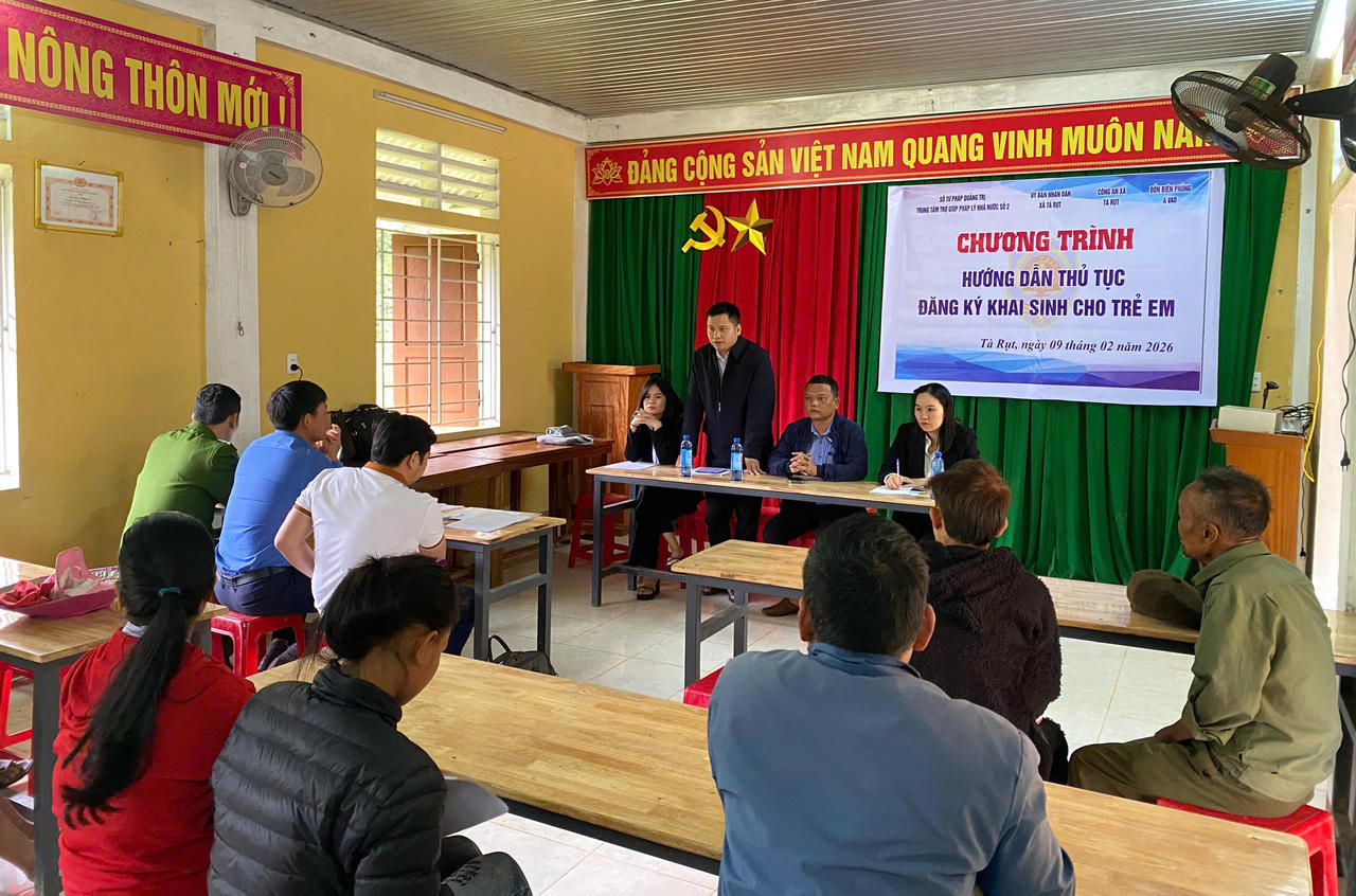 Cán bộ Trung tâm Trợ giúp pháp lý Nhà nước số 2 tỉnh Quảng Trị phối hợp với chính quyền xã Tà Rụt trực tiếp hướng dẫn người dân hoàn thiện thủ tục đăng ký khai sinh cho các trường hợp khó, vướng mắc.