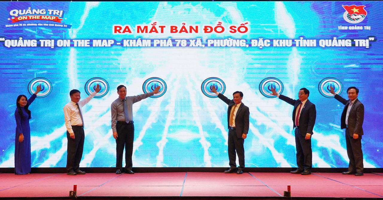 Các đại biểu thực hiện nghi thức ra mắt Bản đồ số "Quảng Trị on the map".