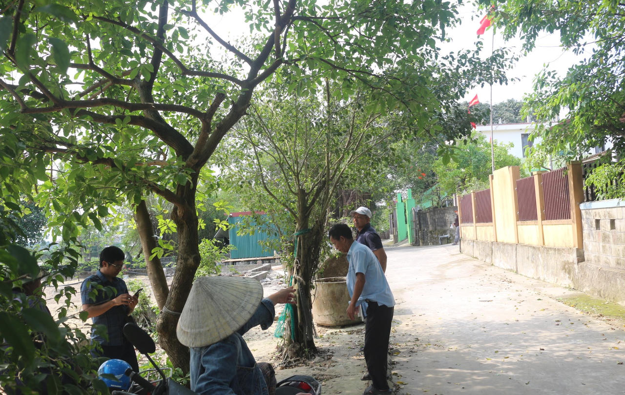 Người dân tổ dân phố Cừa Phú trao đổi, kiến nghị liên quan đến phương án bồi thường, giải phóng mặt bằng dự án đường dẫn cầu Nhật Lệ 3.