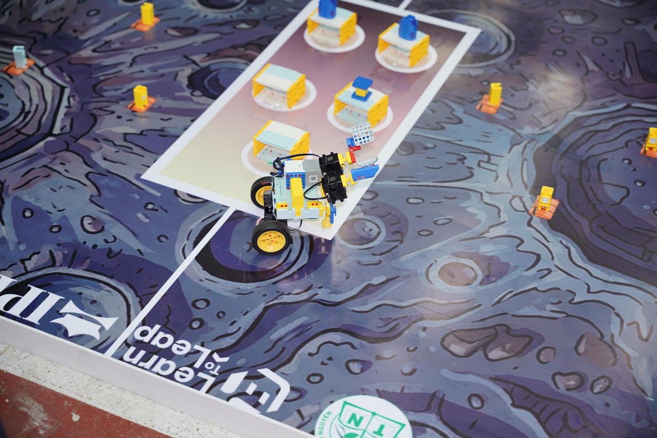 Cách thiết kế này đã biến cuộc thi trở thành một môi trường học tập thực hành, từ đó học sinh không chỉ “học về công nghệ” mà còn được trực tiếp “làm việc với công nghệ”.