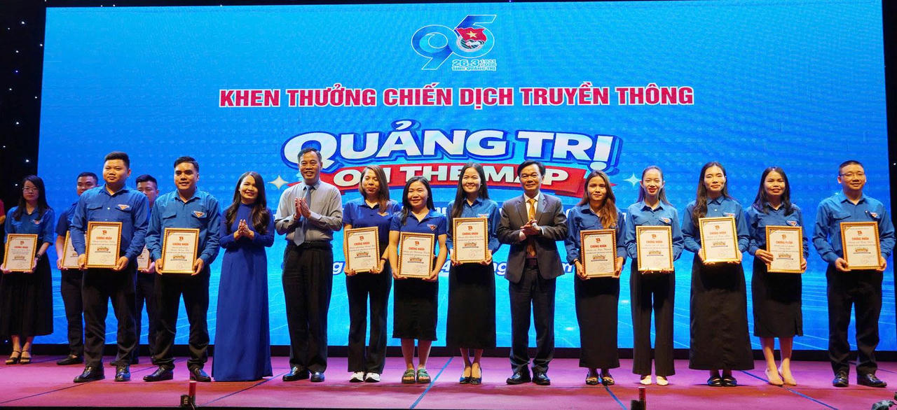 Trao Giấy chứng nhận cho 10 đơn vị Đoàn có sản phẩm tiêu biểu tham gia Chiến dịch truyền thông "Quảng Trị on the map".