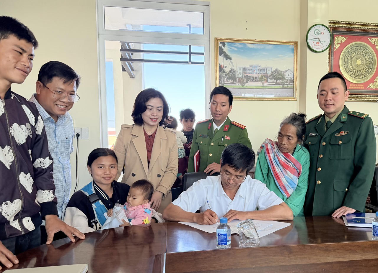 Bà Nguyễn Thị Thanh Nga, Phó Chủ tịch UBND xã Lao Bảo cùng cán bộ Trung tâm trợ giúp pháp lý, lực lượng Công an, Bộ đội Biên phòng hỗ trợ người dân hoàn thiện thủ tục đăng ký khai sinh cho trẻ trên địa bàn.