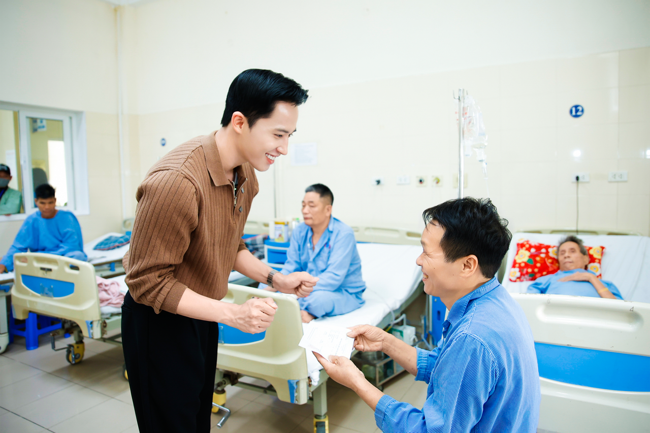 Khoảnh khắc ấm áp giữa Đại diện KT Dental và các bệnh nhân tại Bệnh viện K Tân Triều.