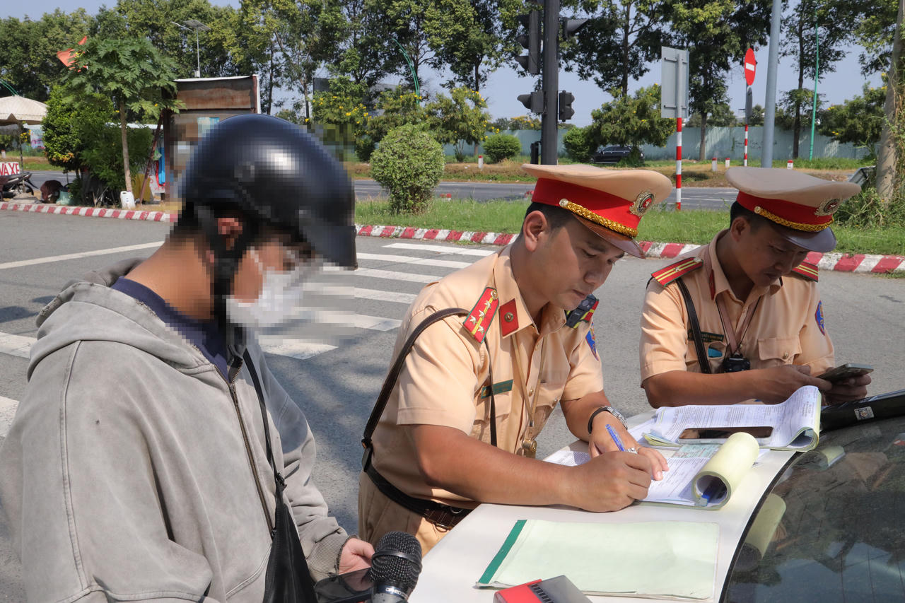CSGT lập biên bản xử lý vi phạm.