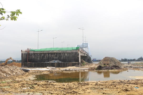 Quảng Trị: Cầu 1.300 tỷ đồng sắp hoàn thiện, đường dẫn vẫn “tắc” vì vướng giải phóng mặt bằng