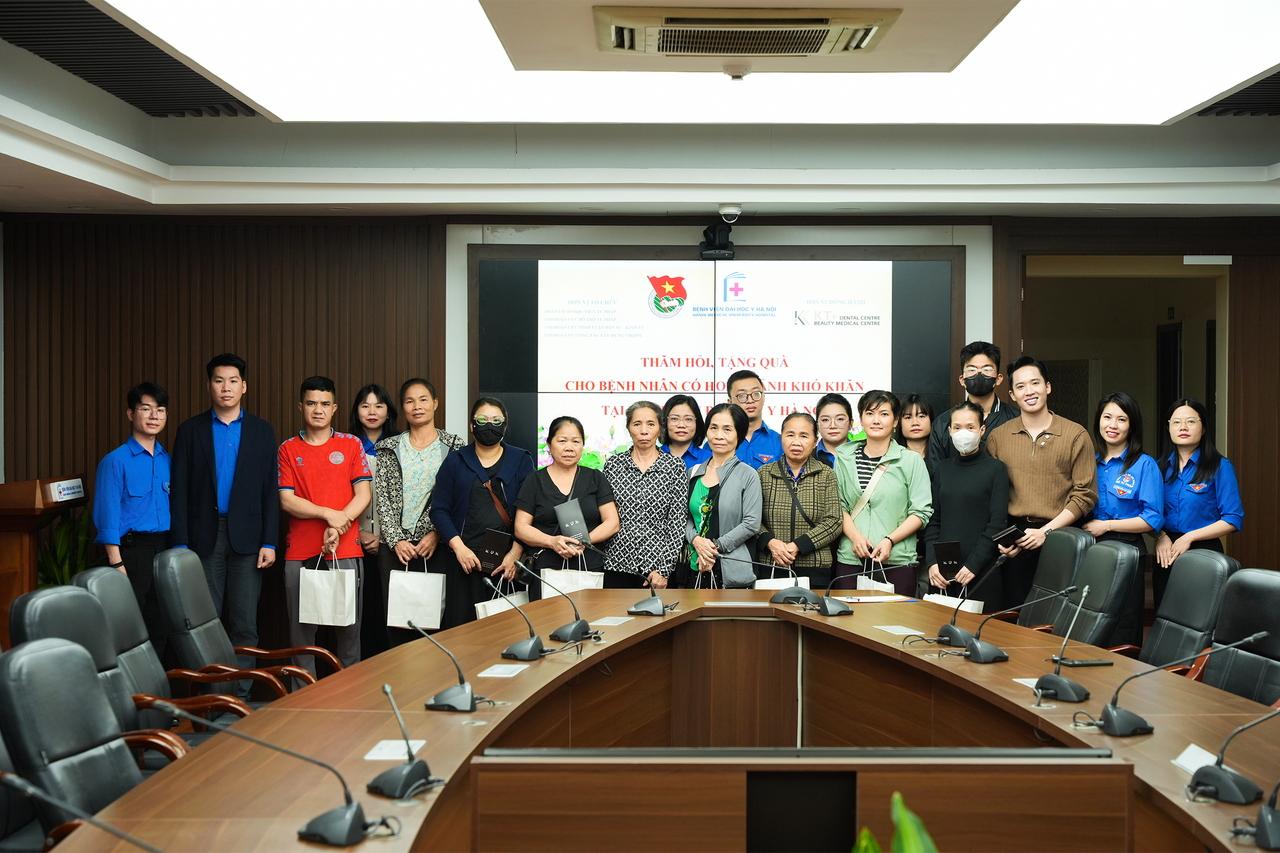 Đoàn công tác cùng KT Beauty Medical Centre ghi lại những khoảnh khắc ấm áp bên các&nbsp;bệnh nhân tại Bệnh viện Đại học Y Hà Nội.