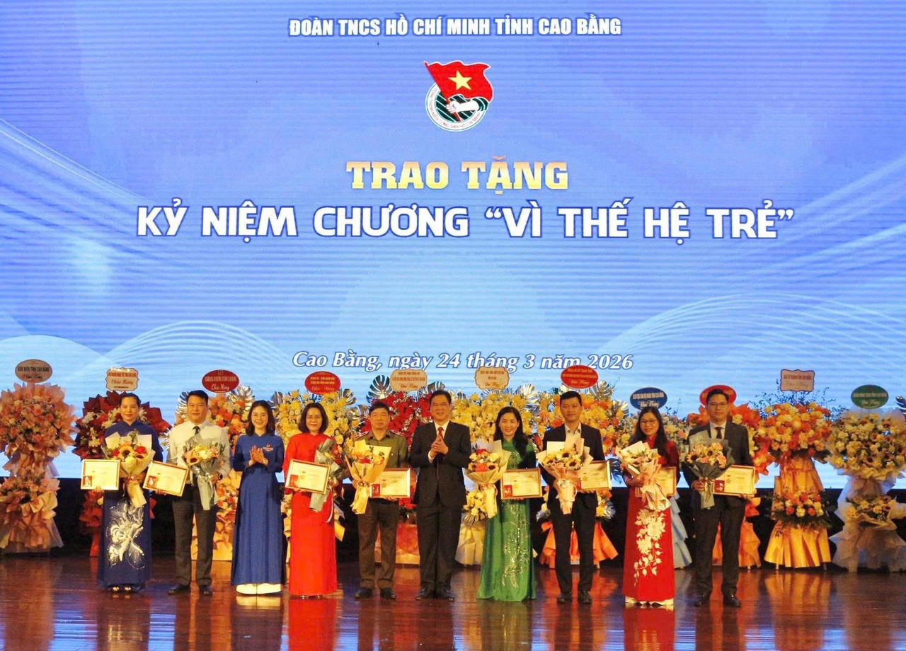 Ban Tổ chức trao kỷ niệm chương cho các cá nhân. (Ảnh: PV)