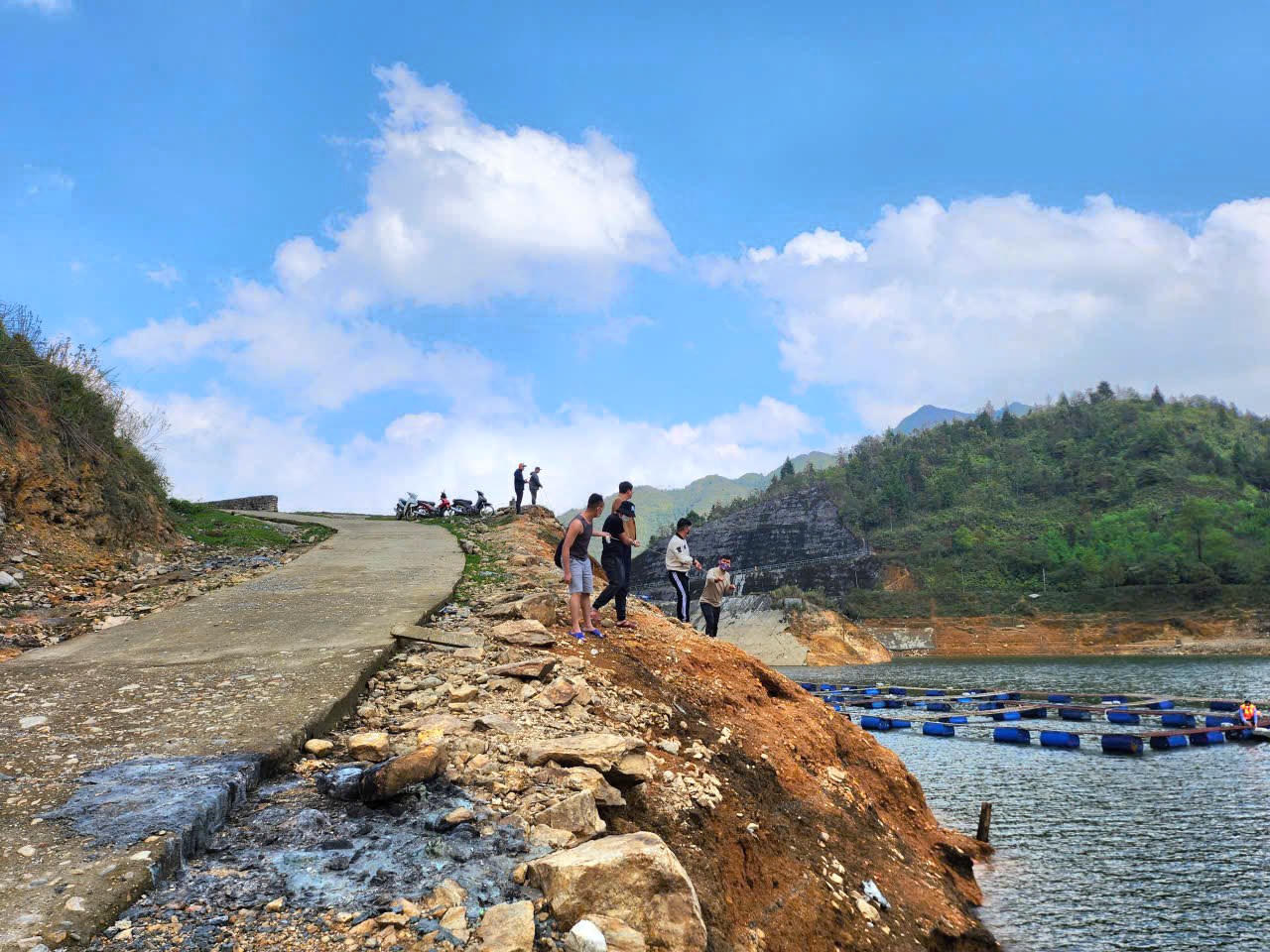 Người dân phối hợp với chính quyền thu dọn, tháo dỡ vật dụng nuôi trồng thủy sản.