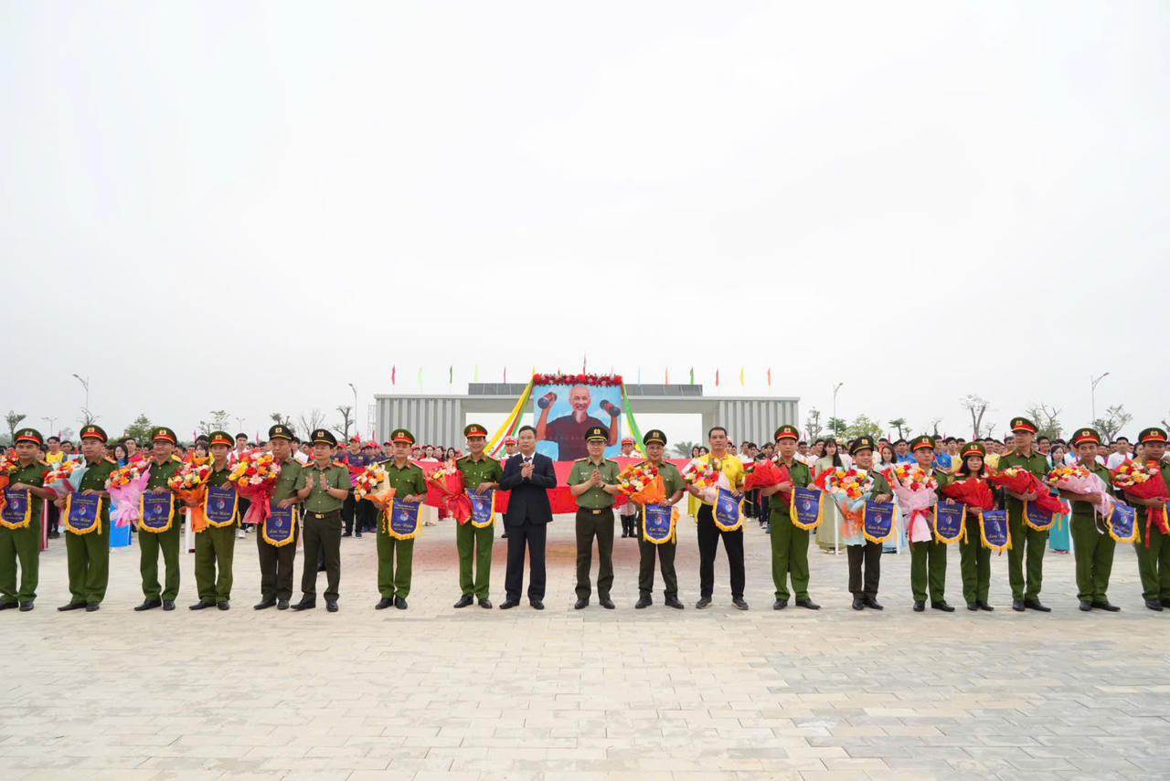Lãnh đạo thành phố và lãnh đạo Công an thành phố trao hoa cho các đoàn vận động viên tham gia Đại hội.