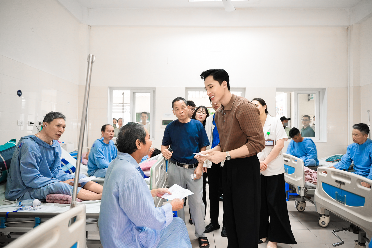 Những phần hỗ trợ được trao tận tay người bệnh tại Bệnh viện K Tân Triều, mang theo sự&nbsp;sẻ chia và động viên trong hành trình điều trị đầy thử thách.