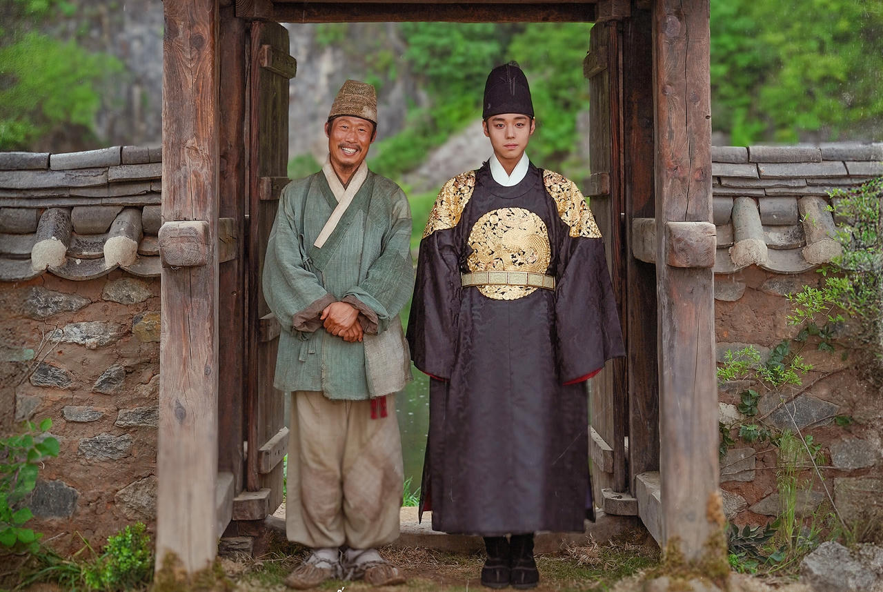 Bộ phim “Dưới bóng điện hạ” sẽ ra rạp Việt vào tháng 4. Ảnh: CJ