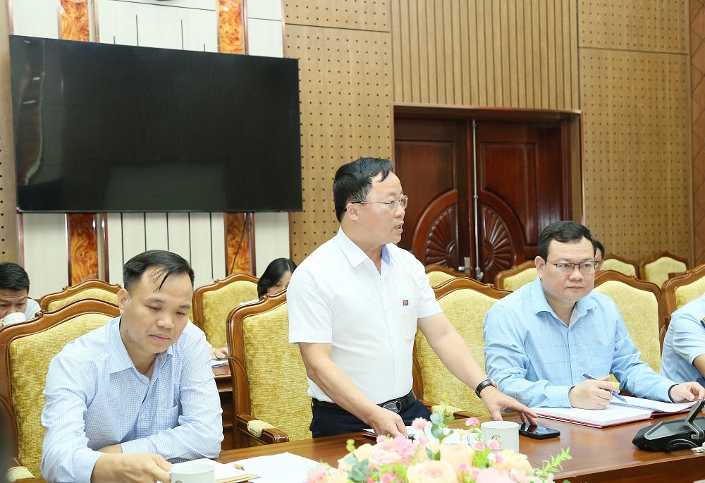 Đại diện đơn vị kinh doanh xăng dầu phát biểu thảo luận tại cuộc họp.