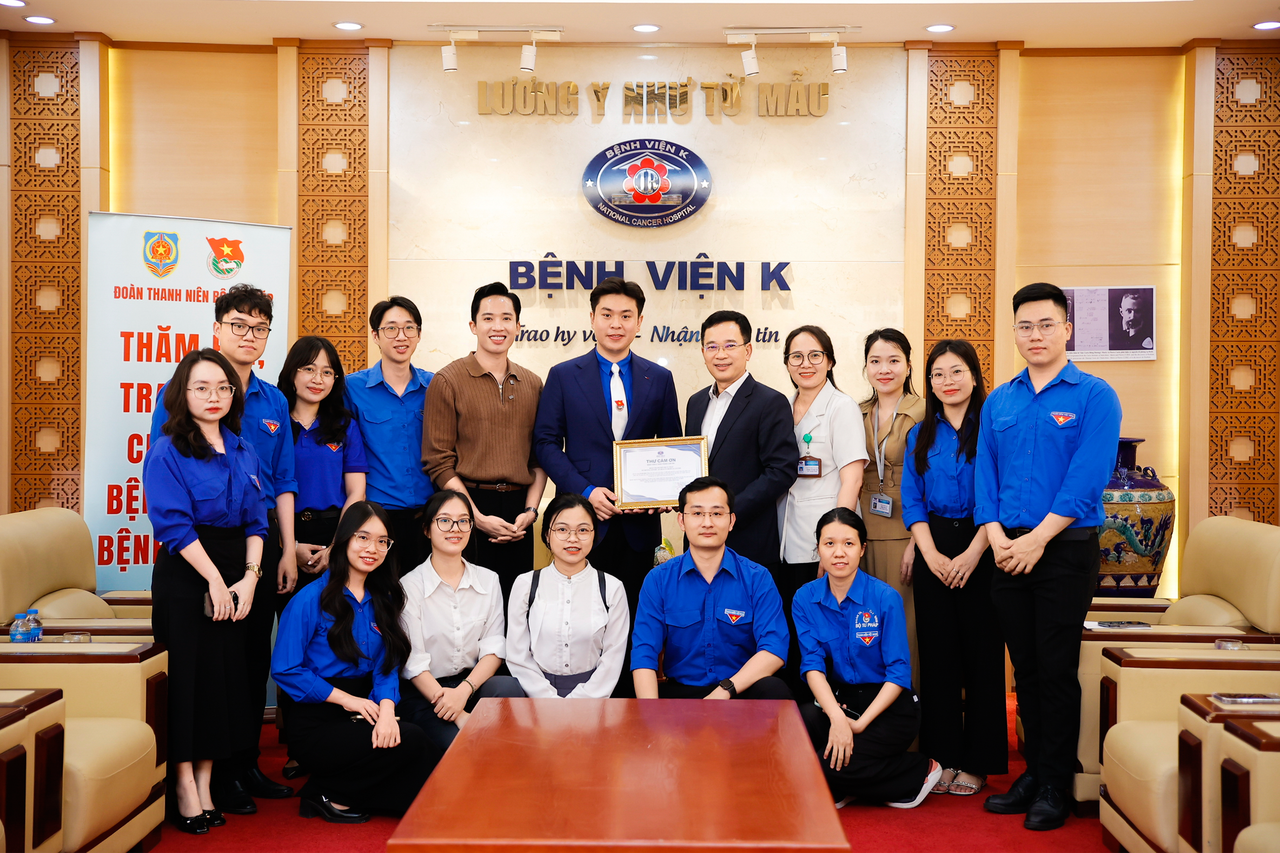 Đoàn công tác thuộc Bộ Tư pháp và KT Dental chụp ảnh lưu niệm trong khuôn khổ chương trình thiện nguyện tại Bệnh viện K Tân Triều.