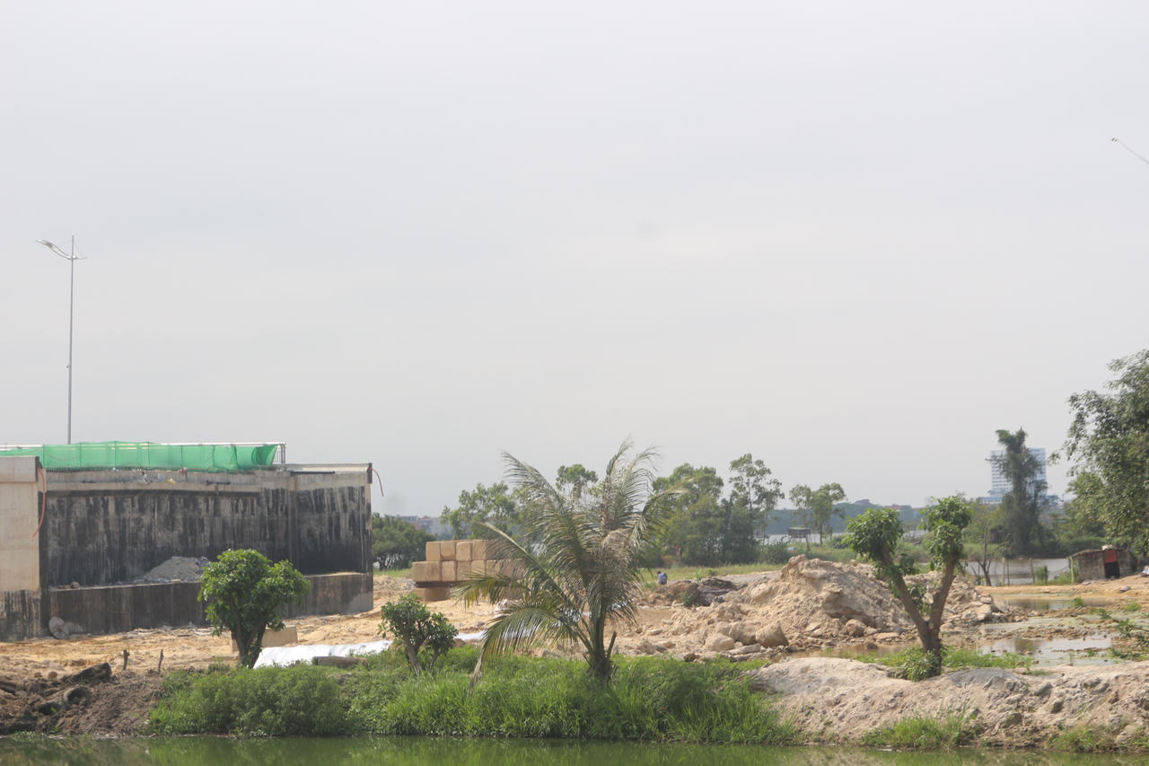 Khu vực đường dẫn phía Bắc cầu Nhật Lệ 3 vẫn còn ngổn ngang, chưa thể triển khai thi công do vướng giải phóng mặt bằng.